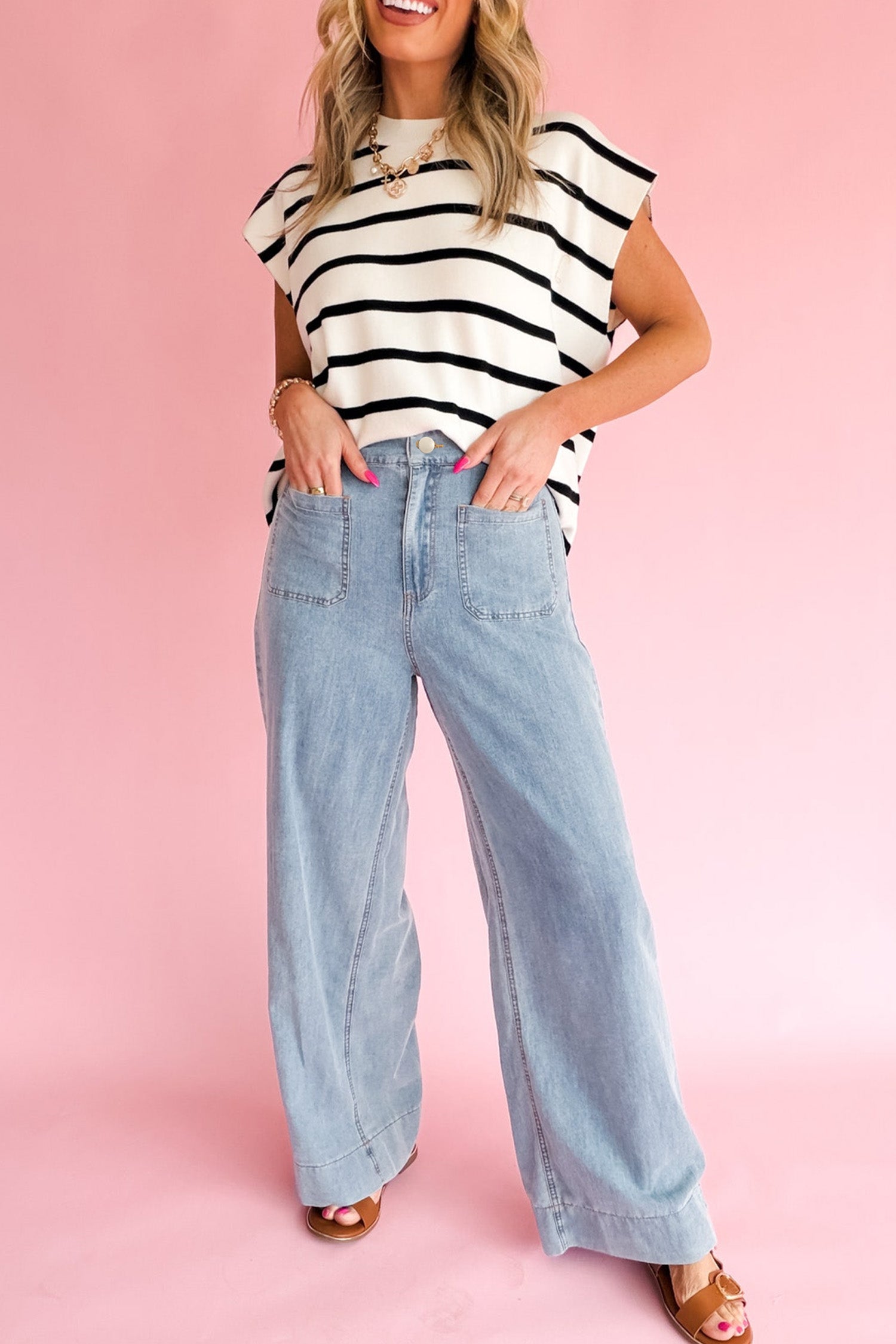 Jean denim bleu clair à jambes larges et longues, poches avant, surpiqûres visibles