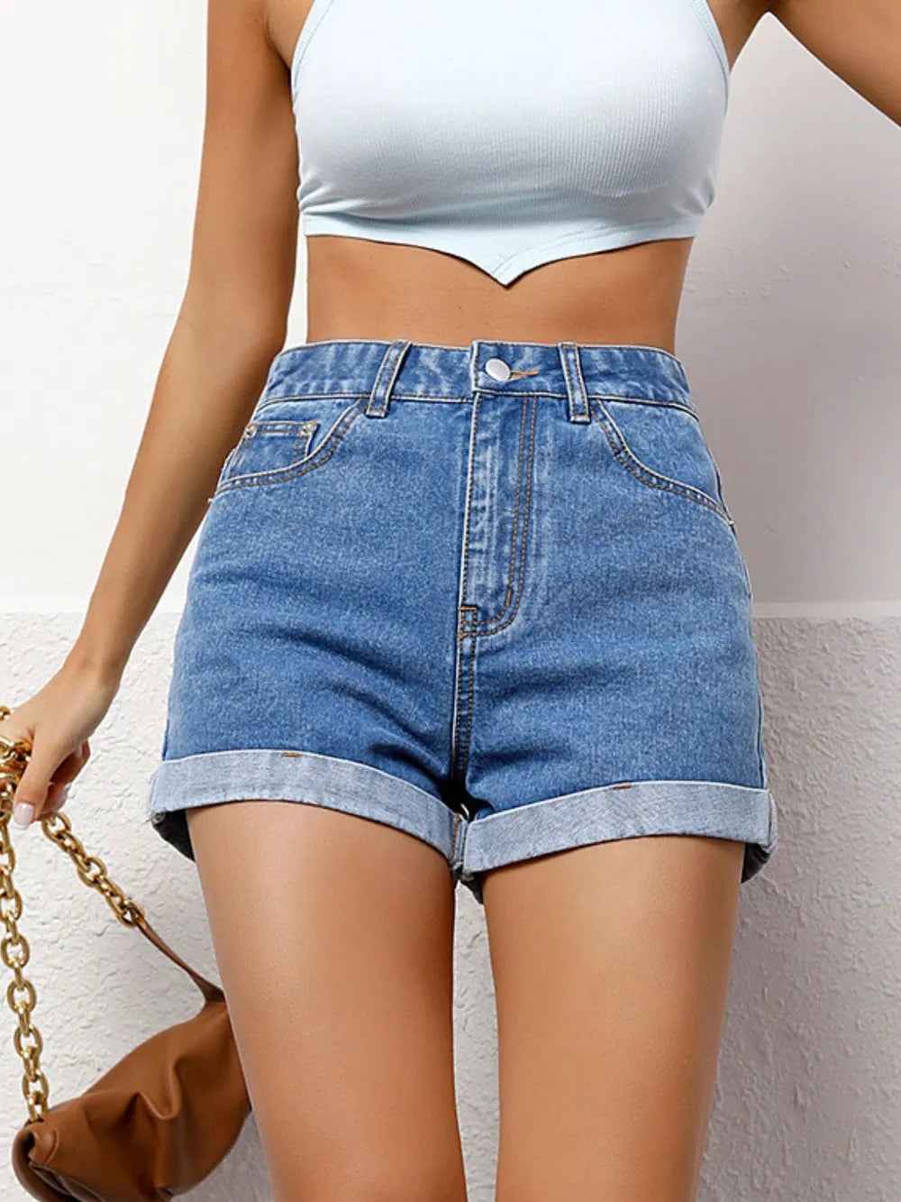 Short en jean taille haute bleu avec poches et passants de ceinture.