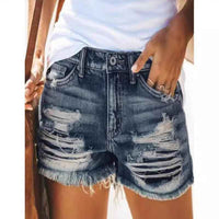 Short en jean bleu déchiré avec coutures rayées et ourlet effiloché.