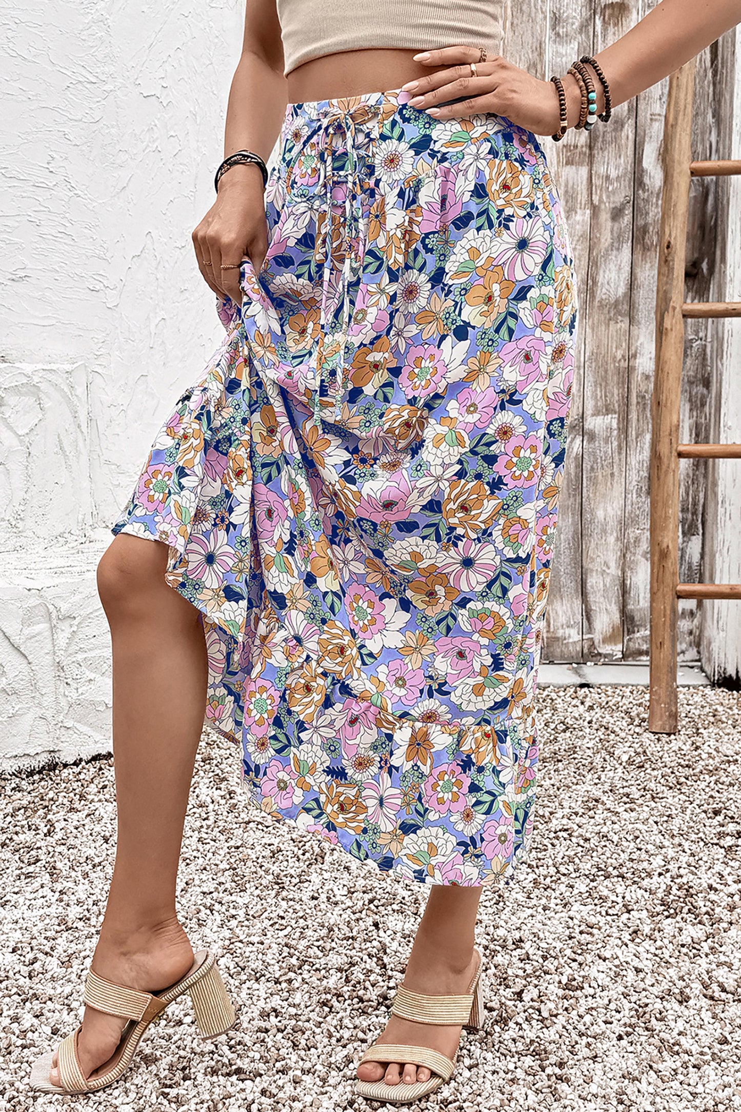 Jupe longue bohème à taille haute, imprimé floral multicolore et volants décoratifs.
