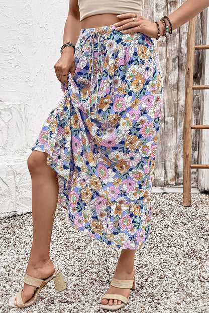 Jupe longue bohème à taille haute, imprimé floral multicolore et volants décoratifs.
