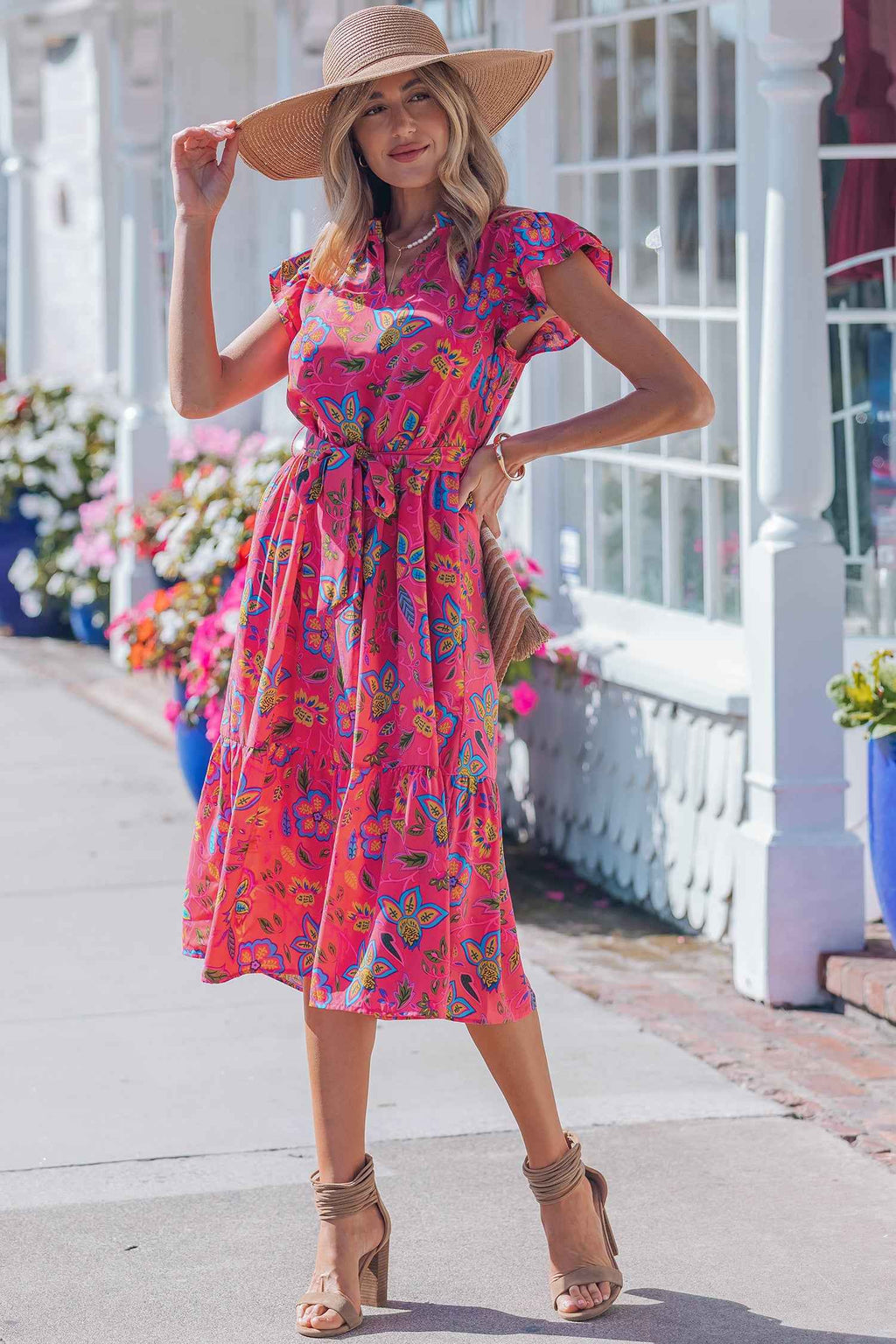 Robe longue fuchsia fleurie, ceinture à nouer, manches volantées, coupe A-line.