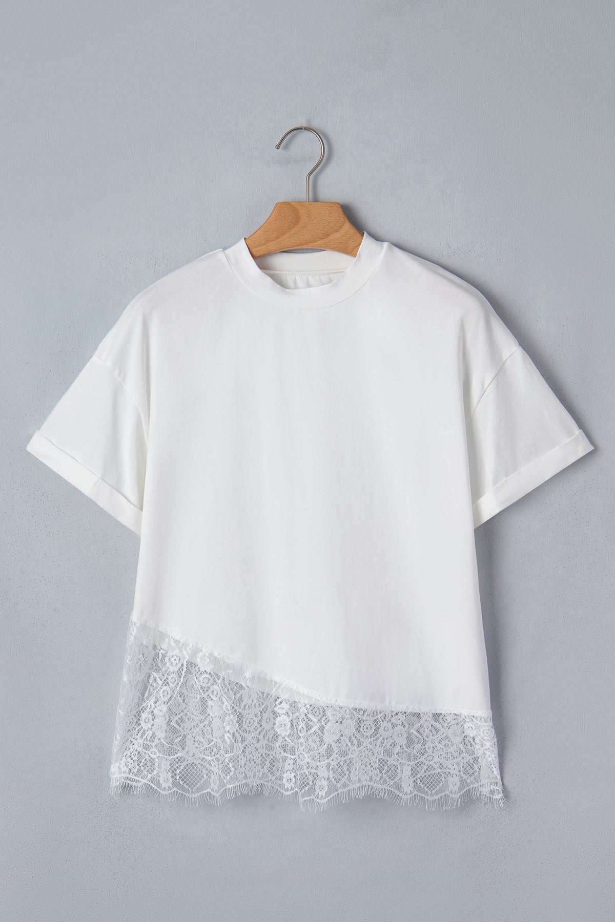 Haut femme blanc en coton, ourlet dentelle, porté sur cintre