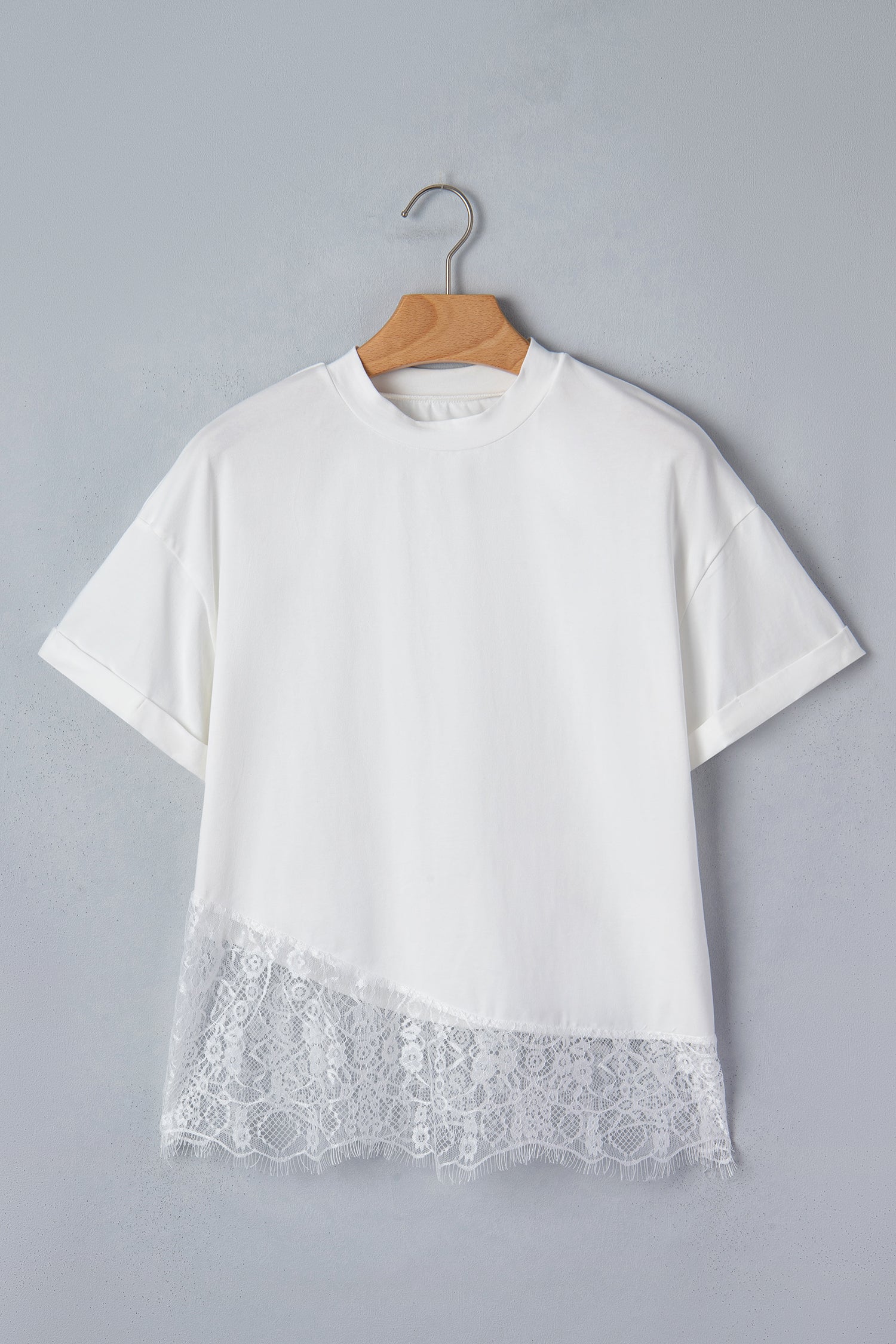 Haut femme blanc en coton, ourlet dentelle, porté sur cintre