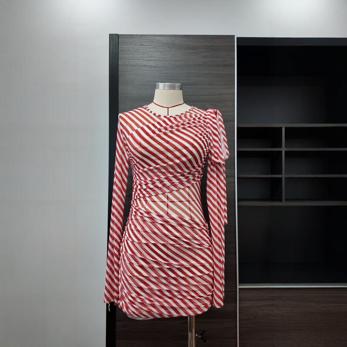 Robe de plage rayée rouge et blanche sur mannequin, manches longues, drapé
