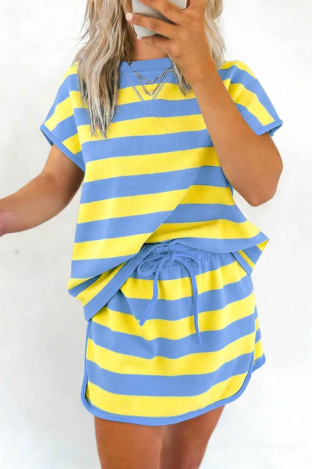 Ensemble athlétique rayé bleu et jaune : t-shirt ample et short à cordon