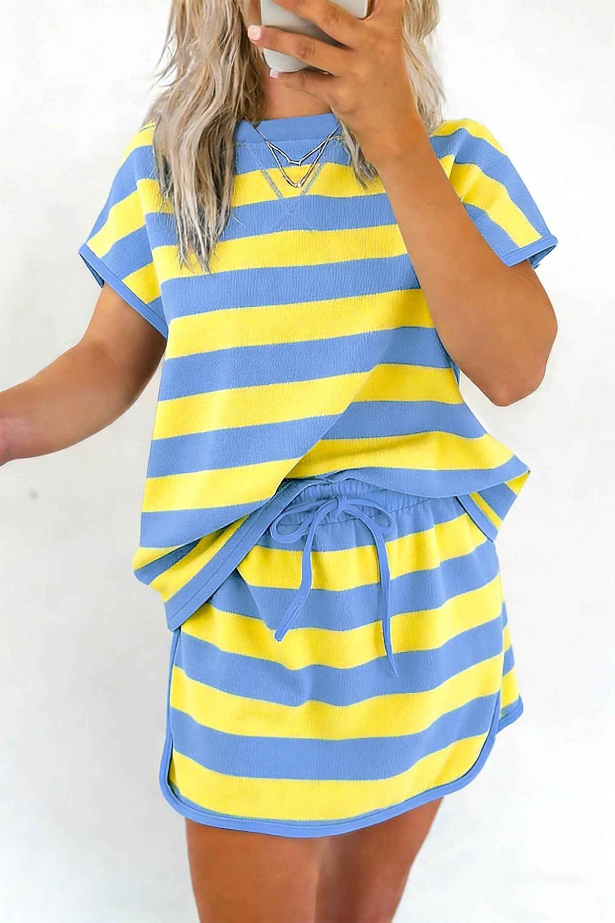 Ensemble athlétique rayé bleu et jaune : t-shirt ample et short à cordon