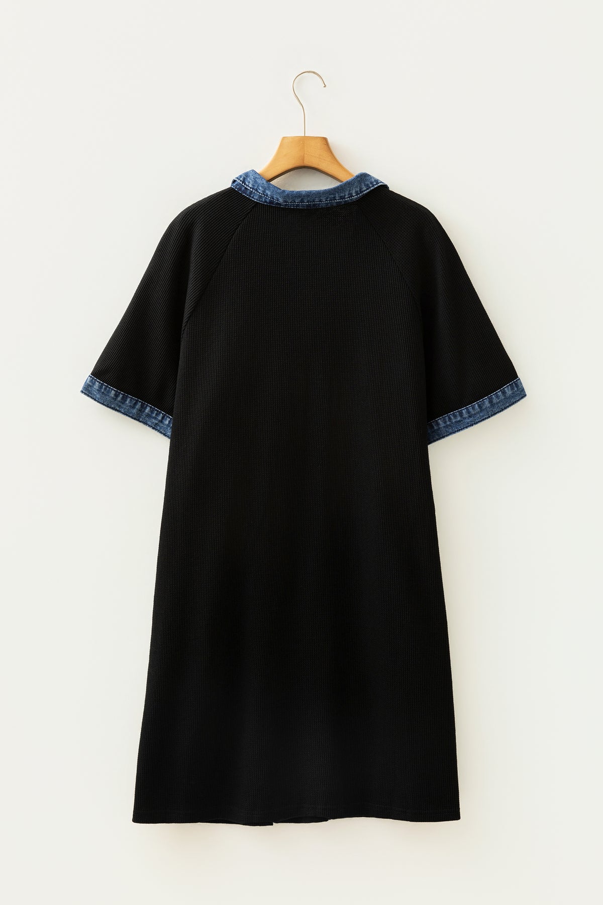 Robe noire grande taille, dos avec encolure et bordure en denim bleu.