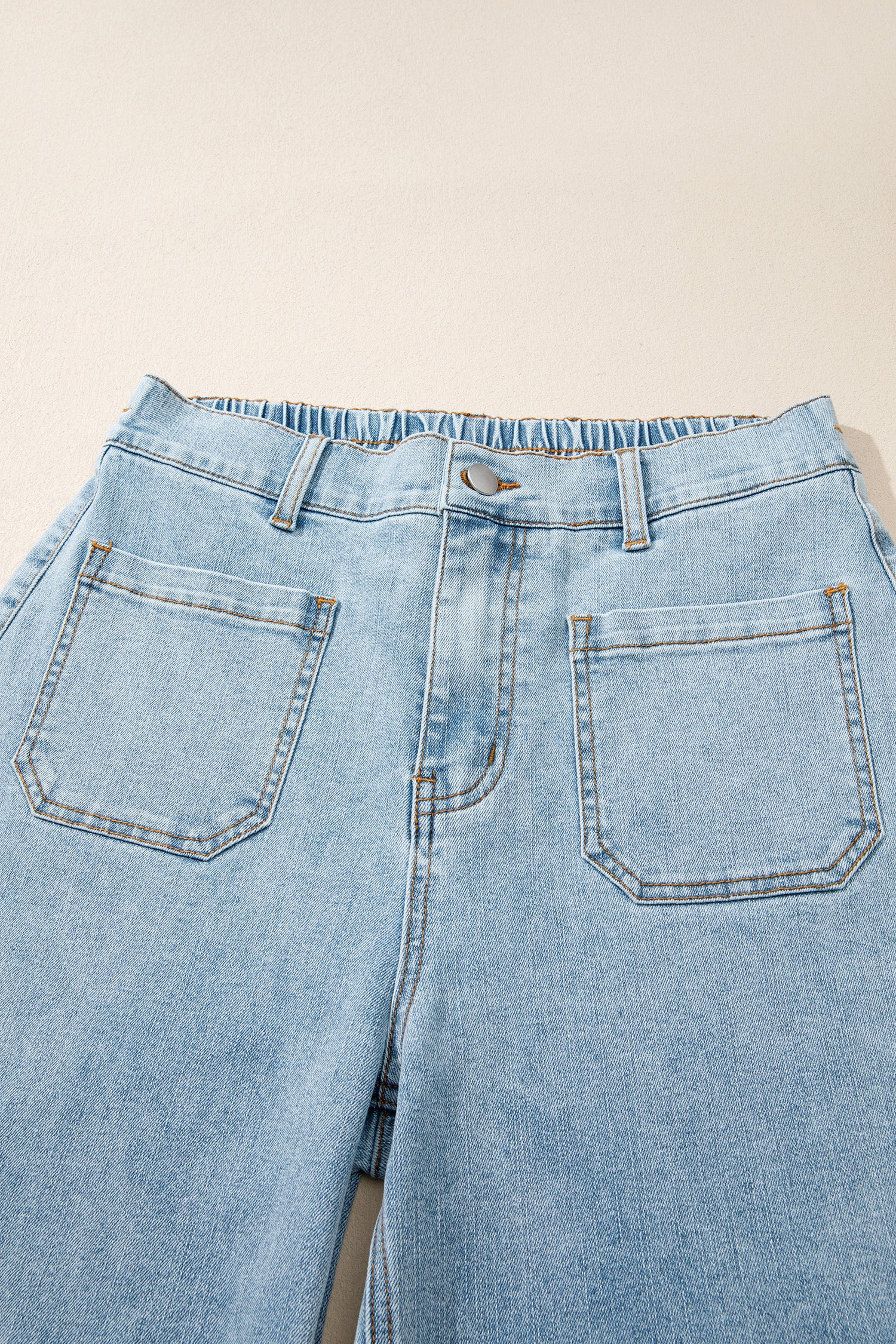 Jean bleu ciel coupe régulière, taille élastiquée, bouton, poches avant