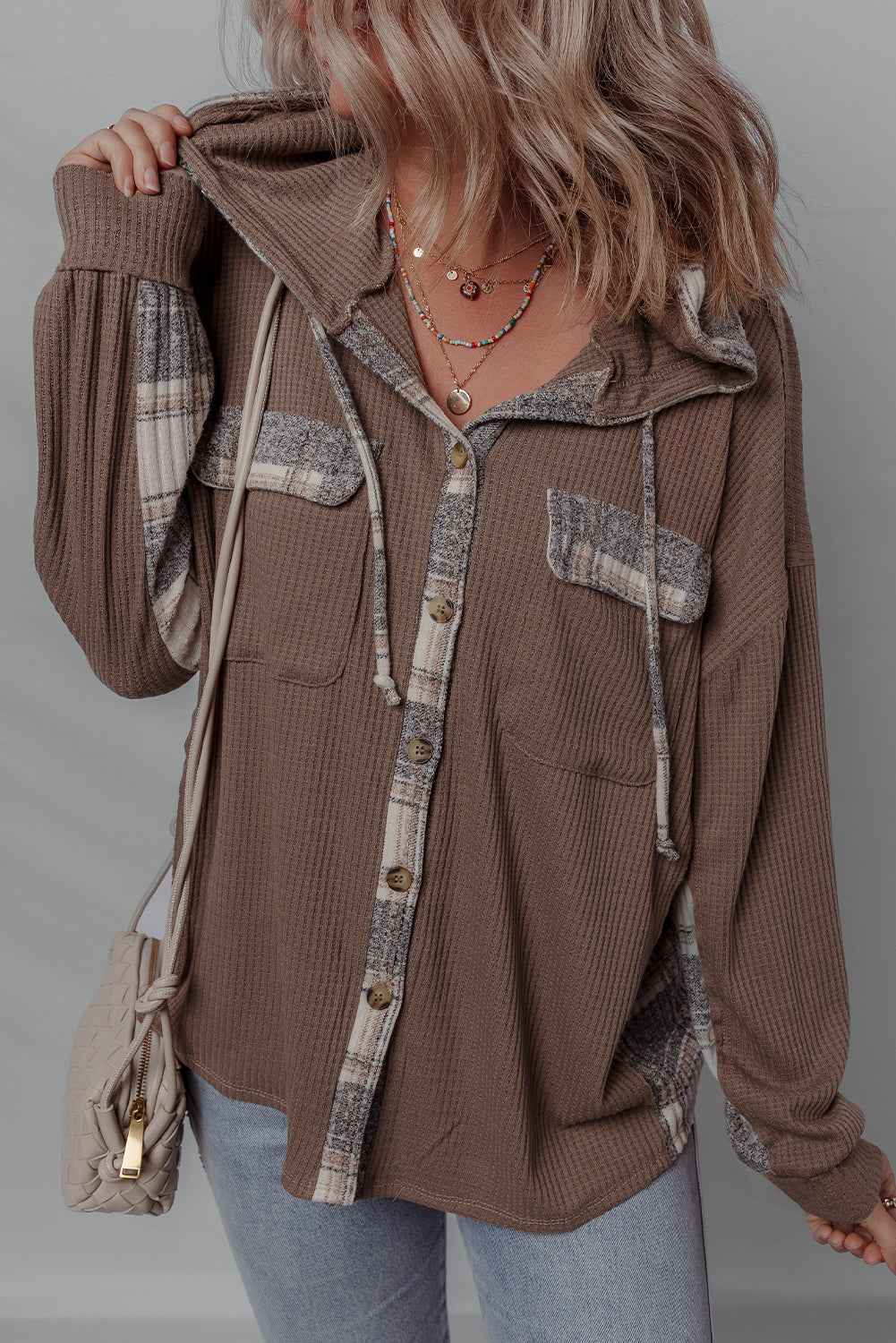 Veste-chemise à capuche marron patchwork carreaux, poches poitrine et liens de capuche