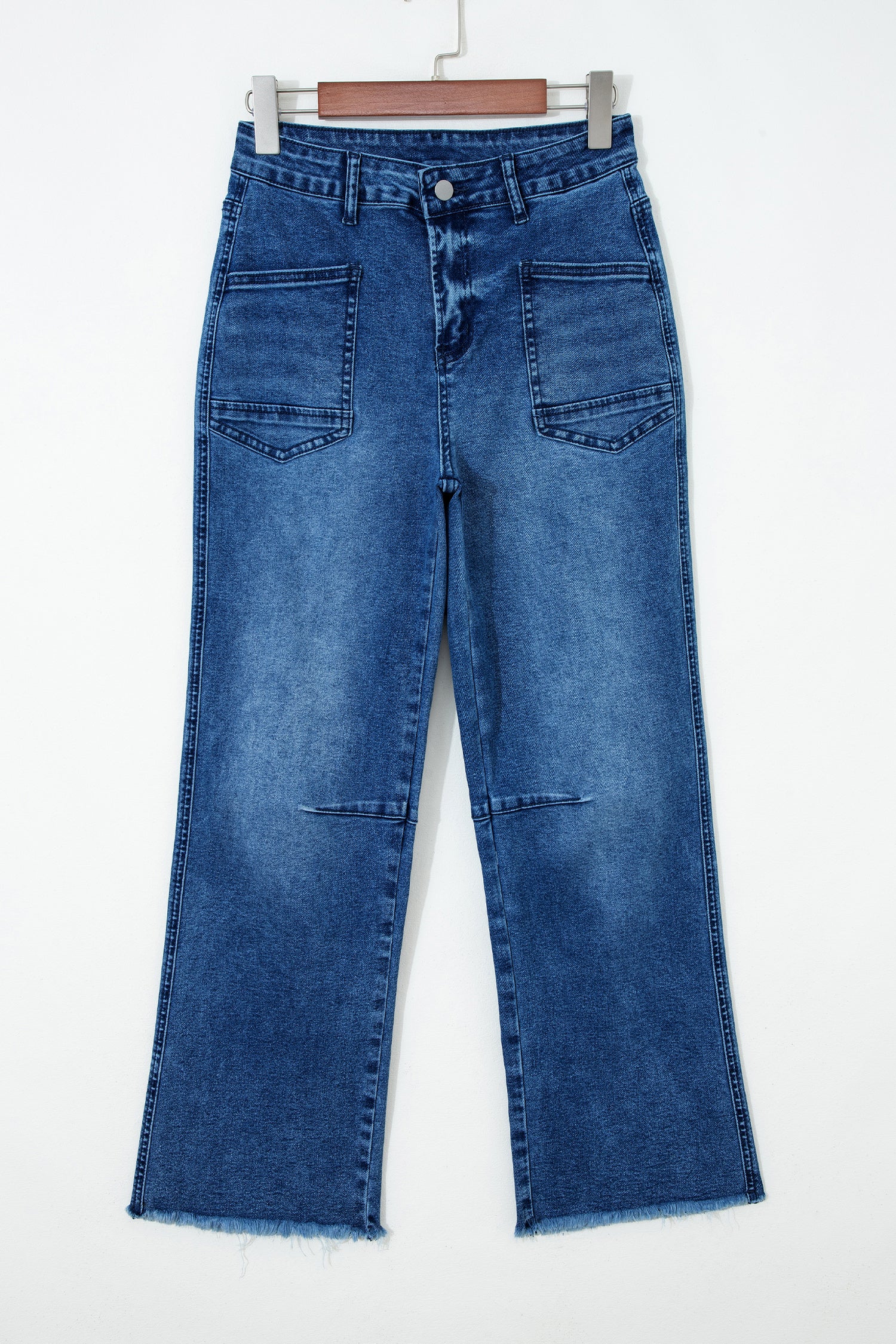 Jean droit taille haute bleu, gros ourlet effiloché, poches arrière et devant