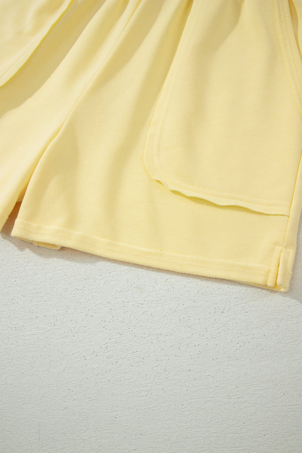 Short jaune crème femme ample, ourlet et poche plaquée