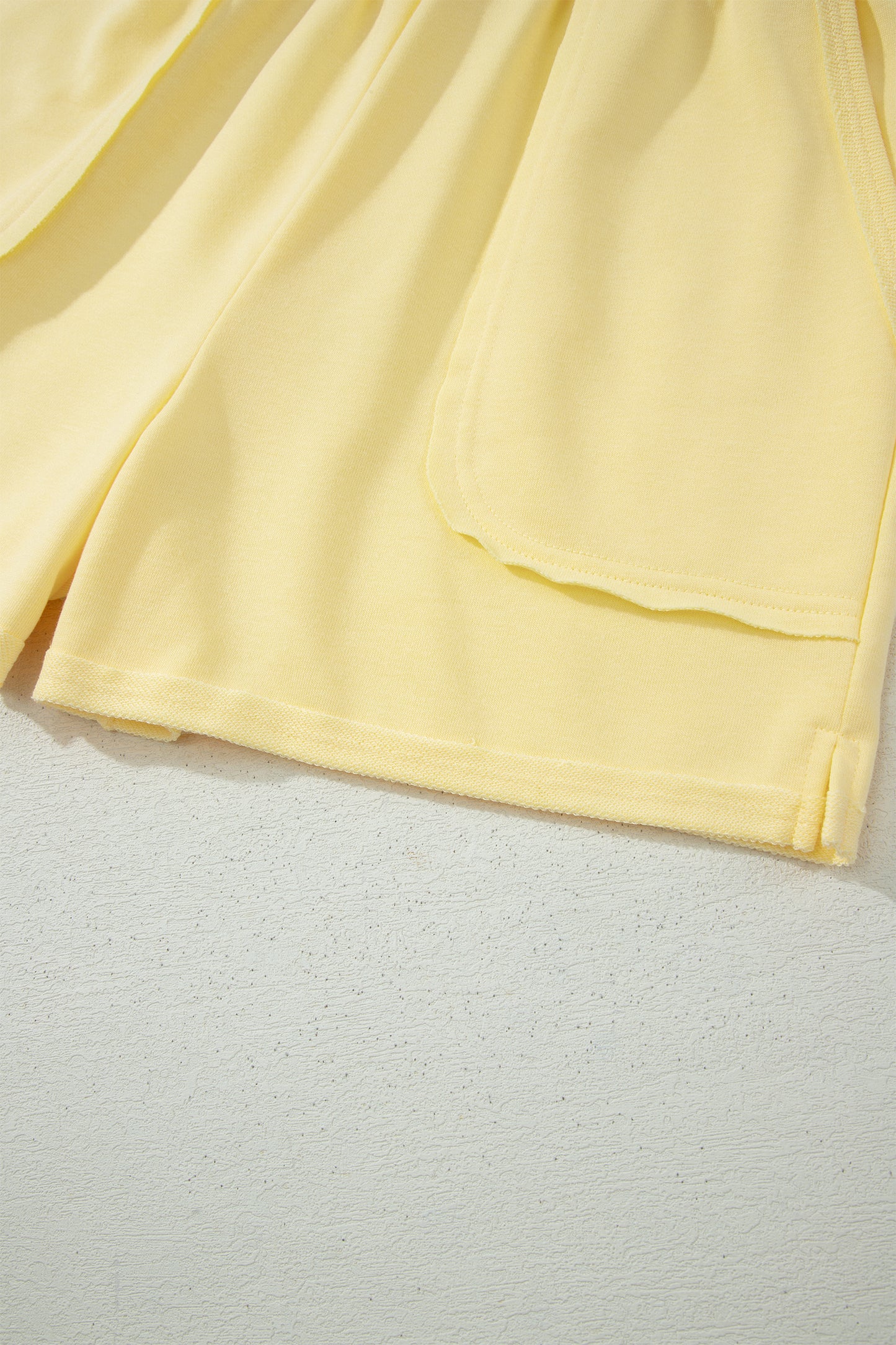 Short jaune crème femme ample, ourlet et poche plaquée