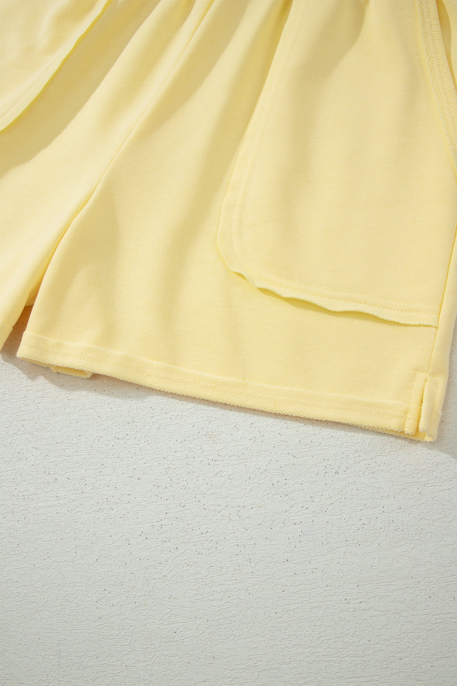 Short jaune crème femme ample, ourlet et poche plaquée