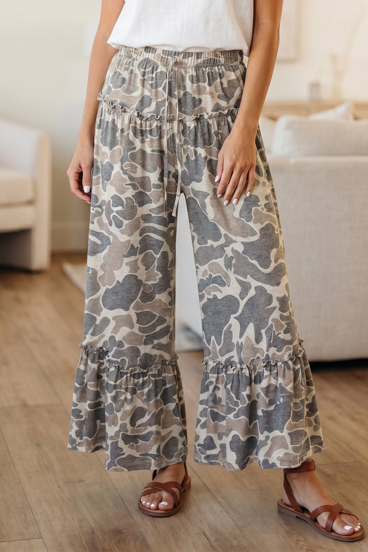 Pantalon ample camouflage gris et beige, taille élastique et bas volantés
