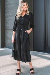 Robe maxi noire à volants étagés, encolure V, manches 3/4 bouffantes.