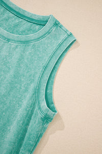 Détail robe mini verte sans manches : encolure ronde et bordures cousues