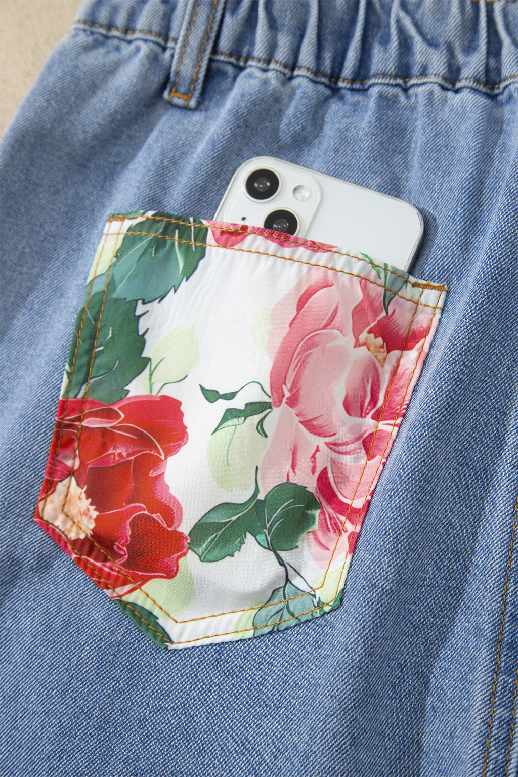 Jean bleu clair ample, poche patch floral signe de la paix, téléphone