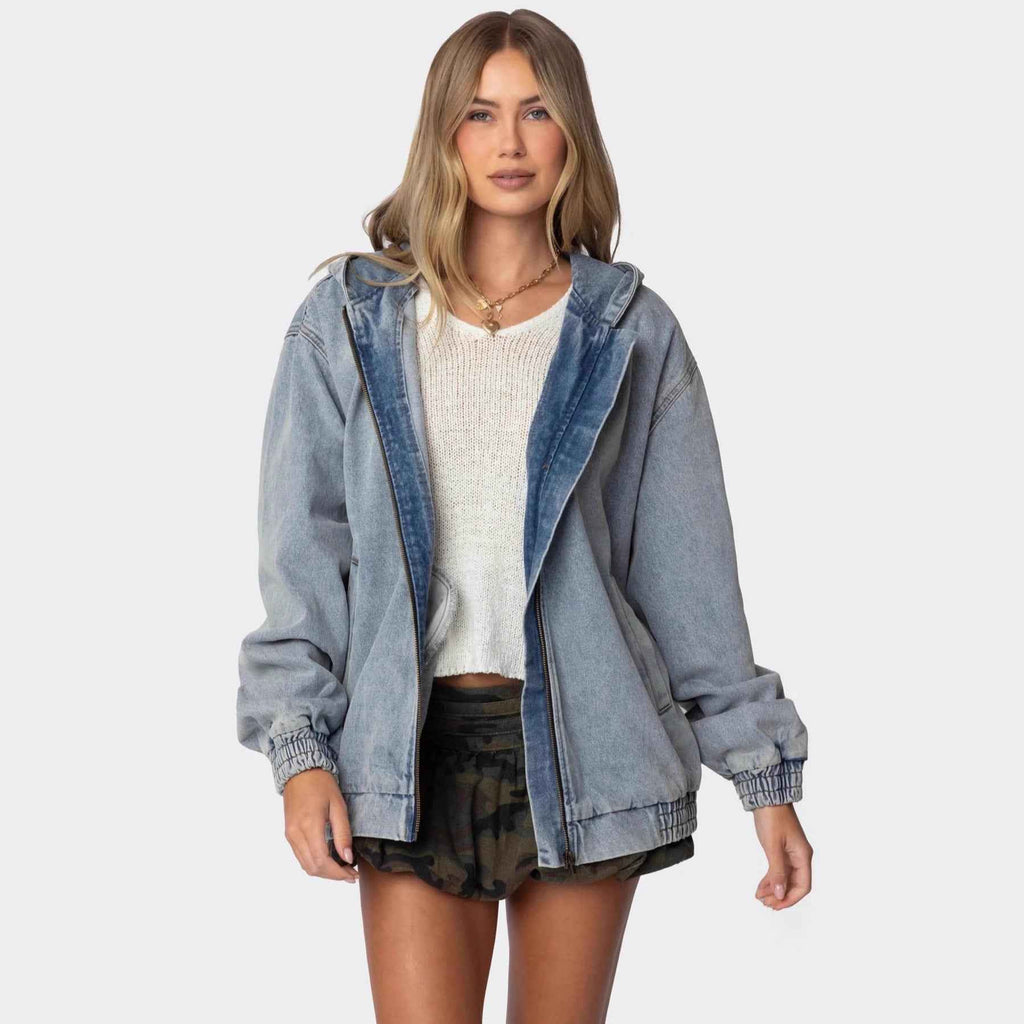 Veste en jean bleu clair à capuche, poches latérales et fermeture devant