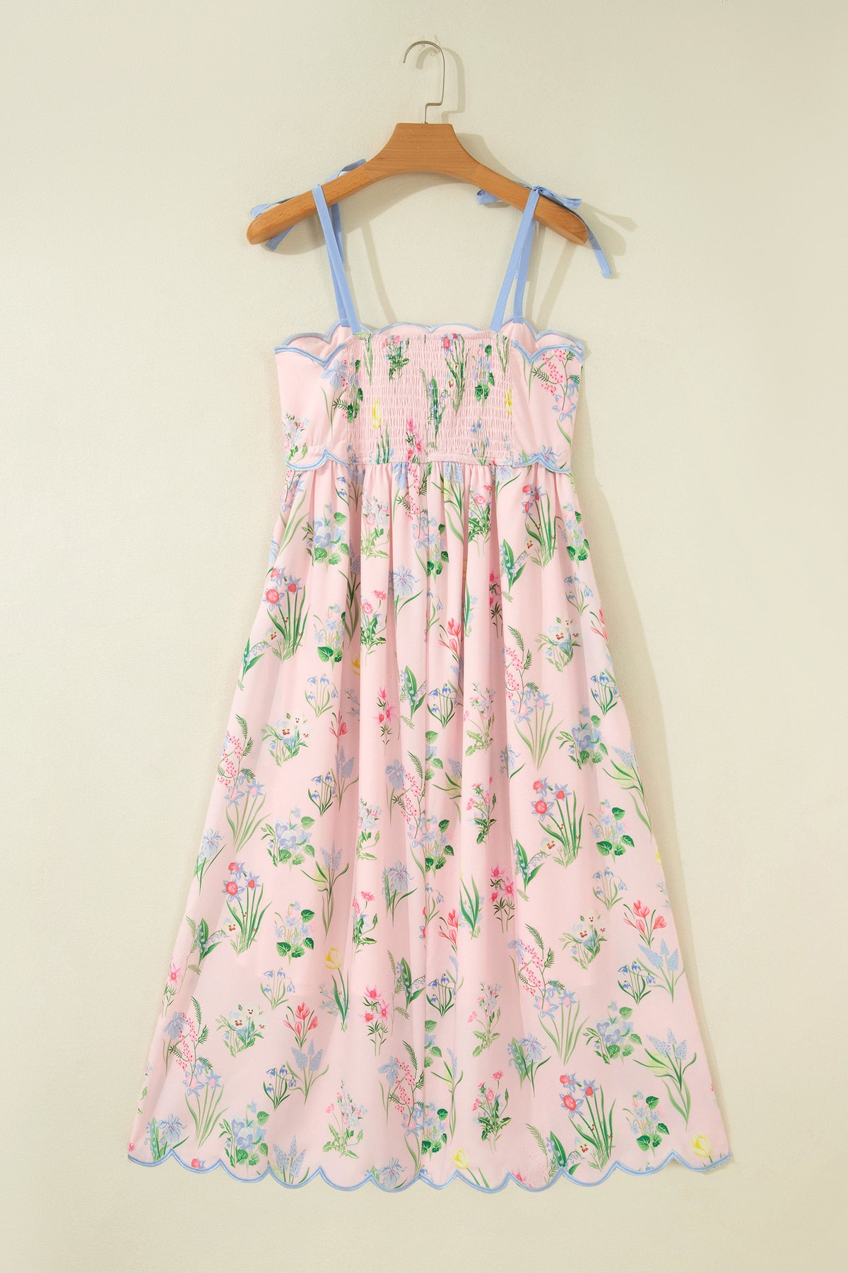 Robe midi à bretelles imprimé floral, base rose clair, taille froncée, bretelles nouées