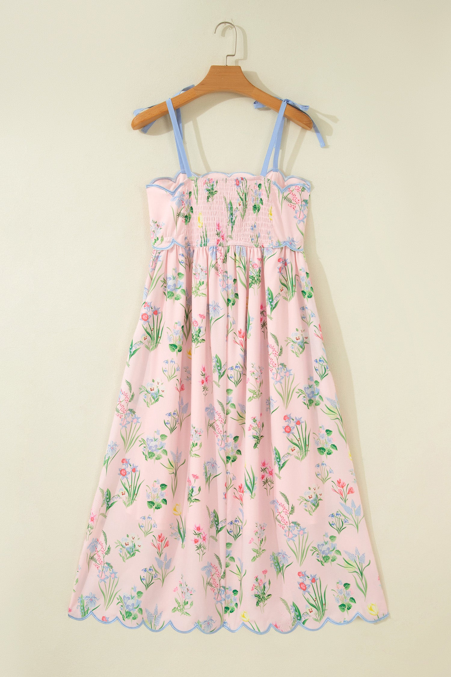 Robe midi à bretelles imprimé floral, base rose clair, taille froncée, bretelles nouées