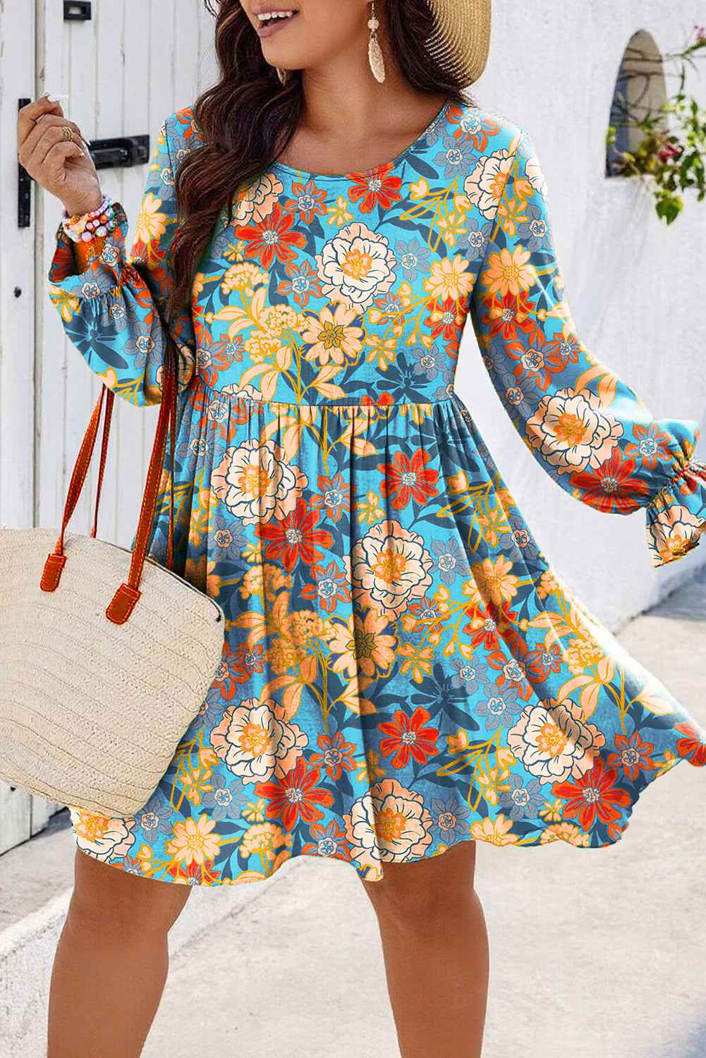 Robe mini bleue à manches longues à volants, fleurs multicolores, col en cœur