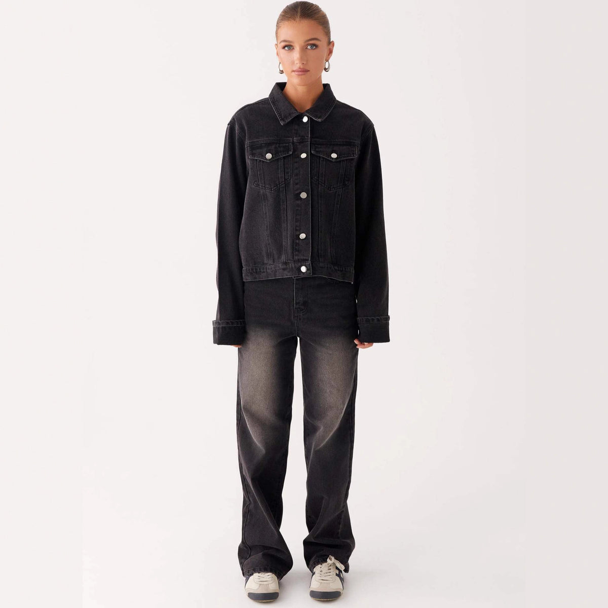 Veste en jean noire pour femme, col chemise, boutons, poches poitrine à rabat.