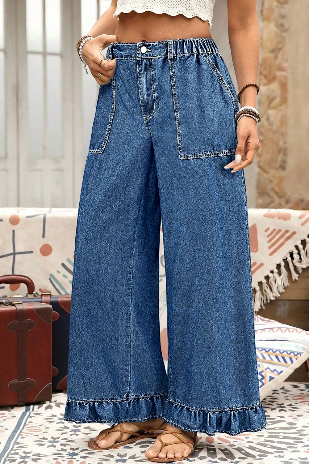 Pantalon jean bleu ample, taille froncée, poches plaquées et ourlet volanté