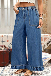 Pantalon jean bleu ample, taille froncée, poches plaquées et ourlet volanté