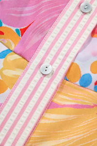 Robe fleurie : détail col et fermeture à boutons ronds, rayures blanches et roses.