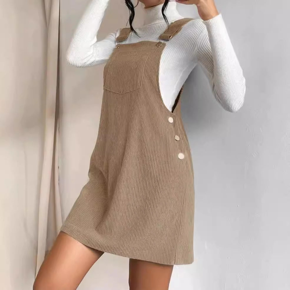 Robe sans manches en velours côtelé beige, bretelles boutonnées et boutons décoratifs.
