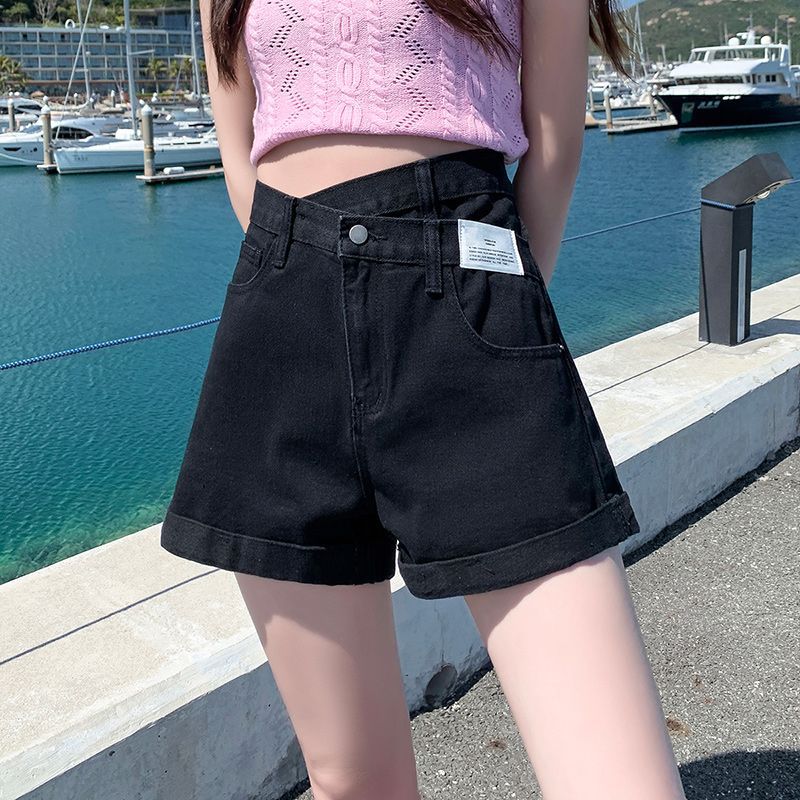Short en denim noir, taille haute, poches avant et braguette à bouton