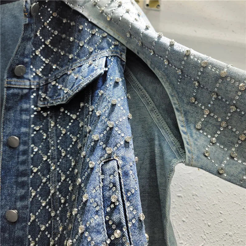 Veste en jean bleu claire, détails de strass sur la manche et l’empiècement, boutons