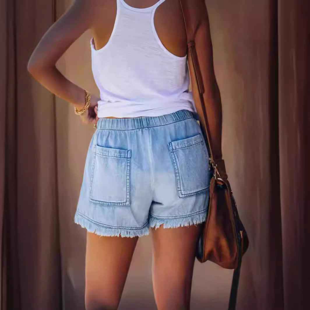 Short en jean bleu clair, taille élastique, poches plaquées, ourlet effiloché