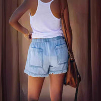 Short en jean bleu clair, taille élastique, poches plaquées, ourlet effiloché