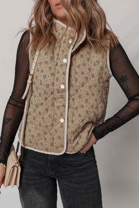 Veste matelassée beige à motif floral, col montant, boutons pression, bordure blanche