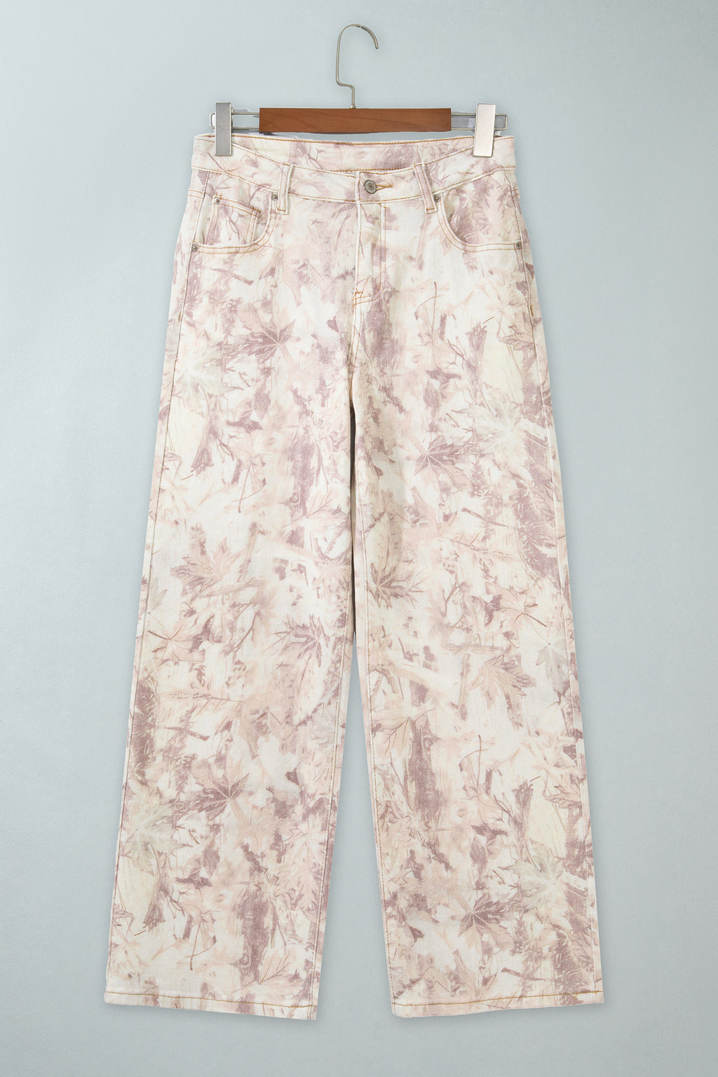 Jean large femme en toile à motif camouflage rose clair, taille haute, coupe ample.