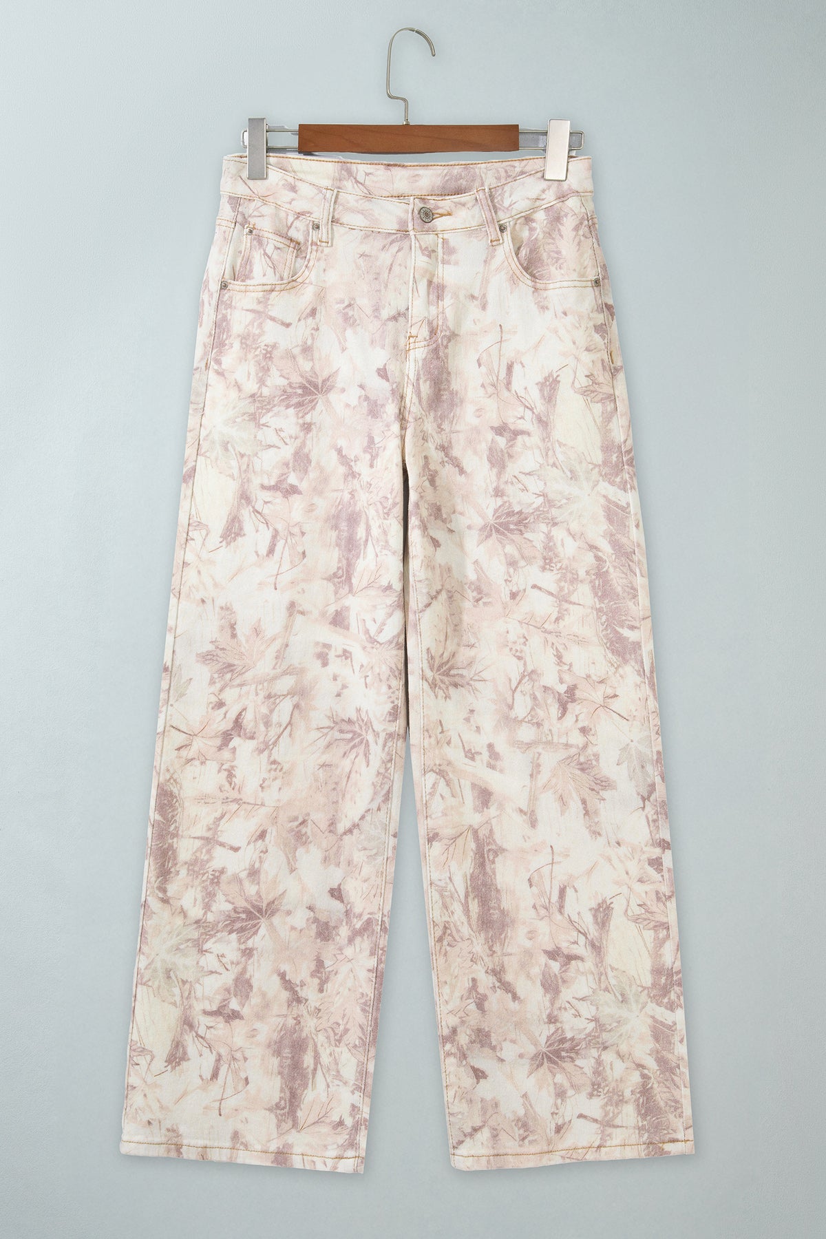Jean large femme en toile à motif camouflage rose clair, taille haute, coupe ample.