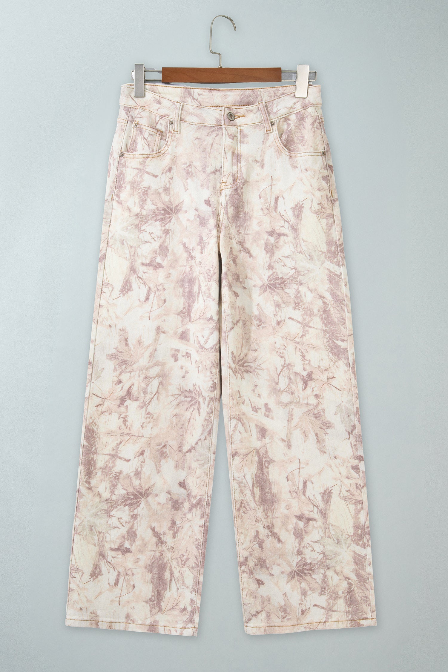 Jean large femme en toile à motif camouflage rose clair, taille haute, coupe ample.