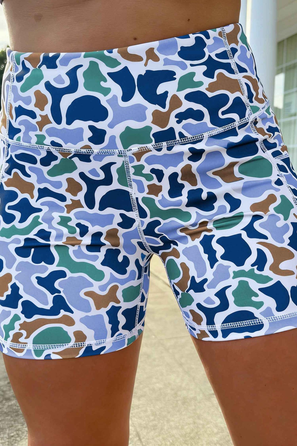 Short cycliste imprimé camo bleu, taille ajustée et coutures au centre, devant