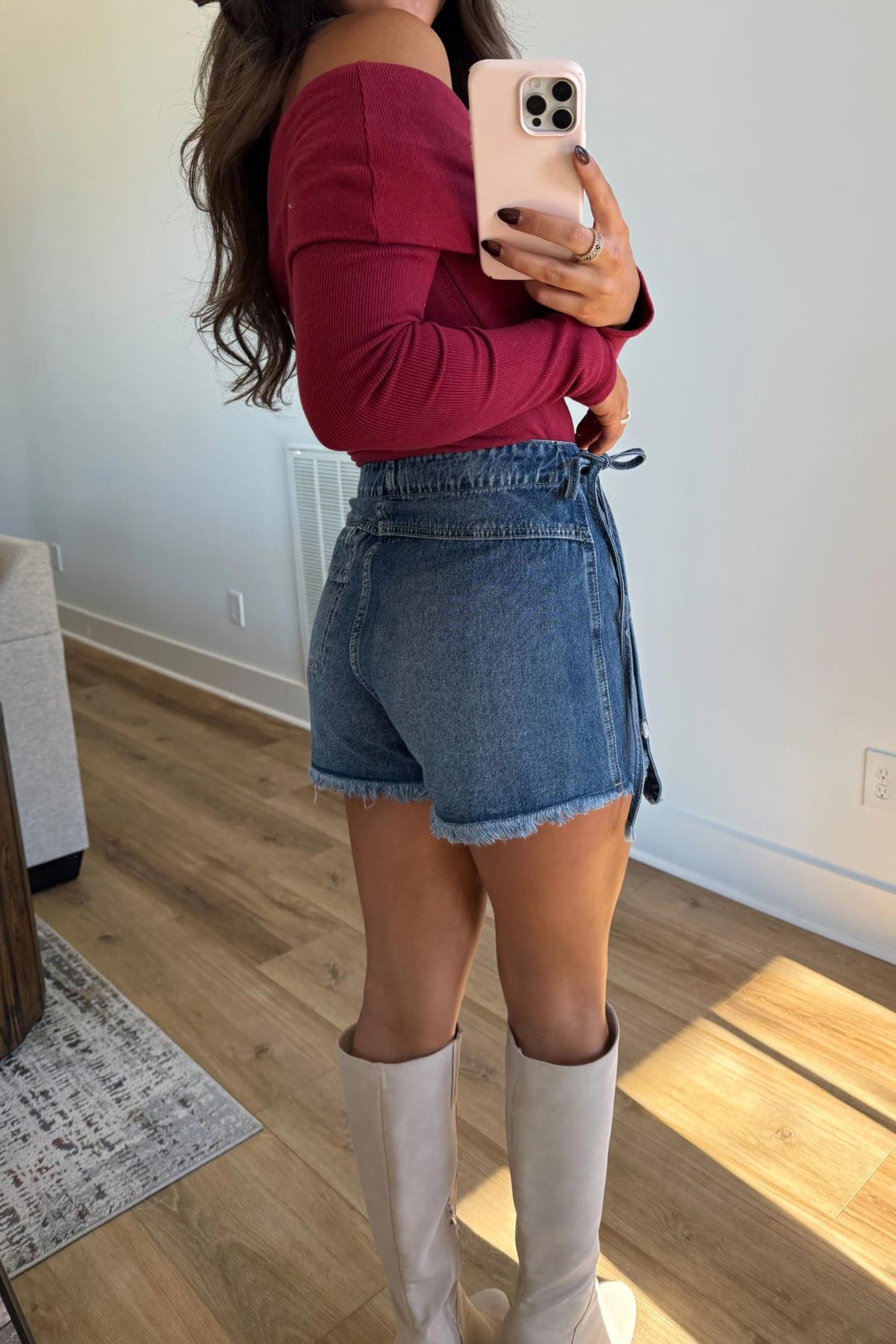 Short en jean bleu à ceinture nouée à l’avant et ourlet effiloché