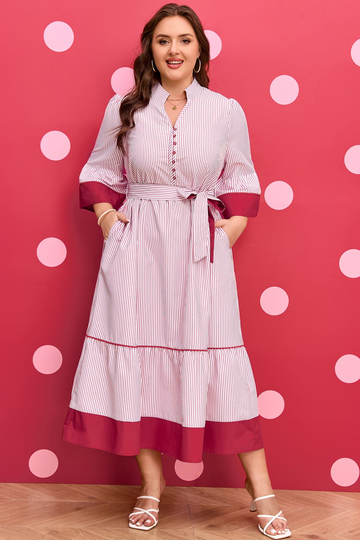 Robe maxi rayée à manches trois-quarts, ceinture nouée, volants et col boutonné
