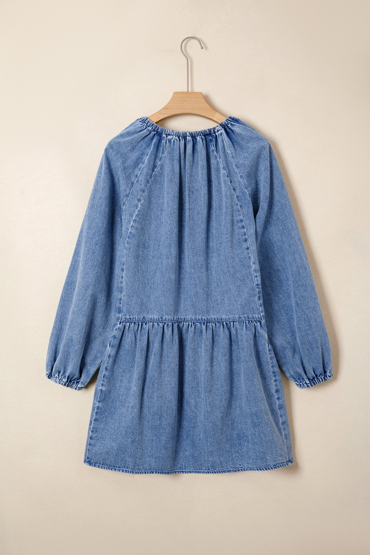 Robe en jean bleu denim pour femme, vue dos avec encolure ronde et manches bouffantes