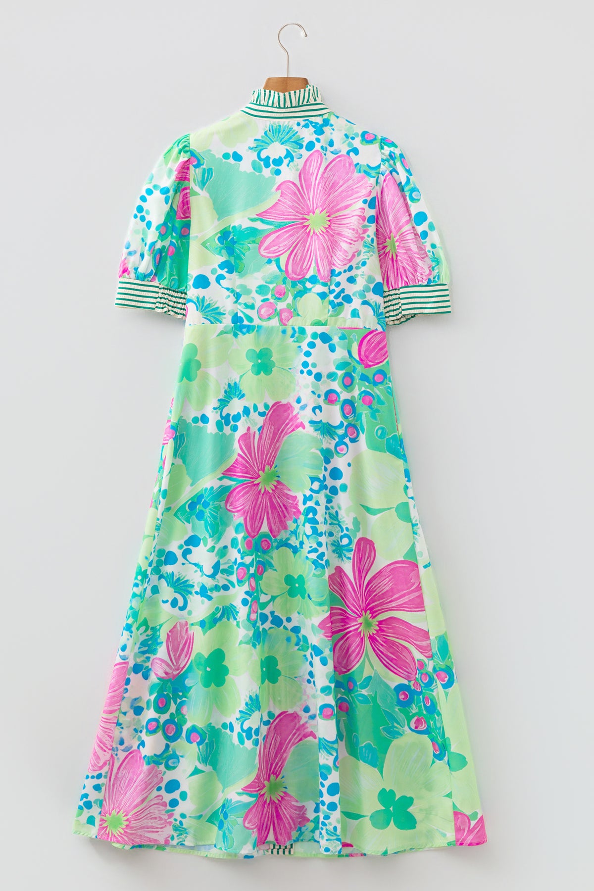 Robe manches courtes col montant, imprimé fleurs multicolores sur fond vert clair.