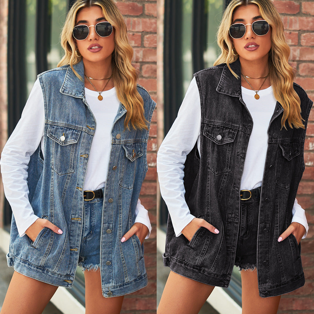 Veste en jean mi-longue bleue sans manches, poches et boutons, col droit.