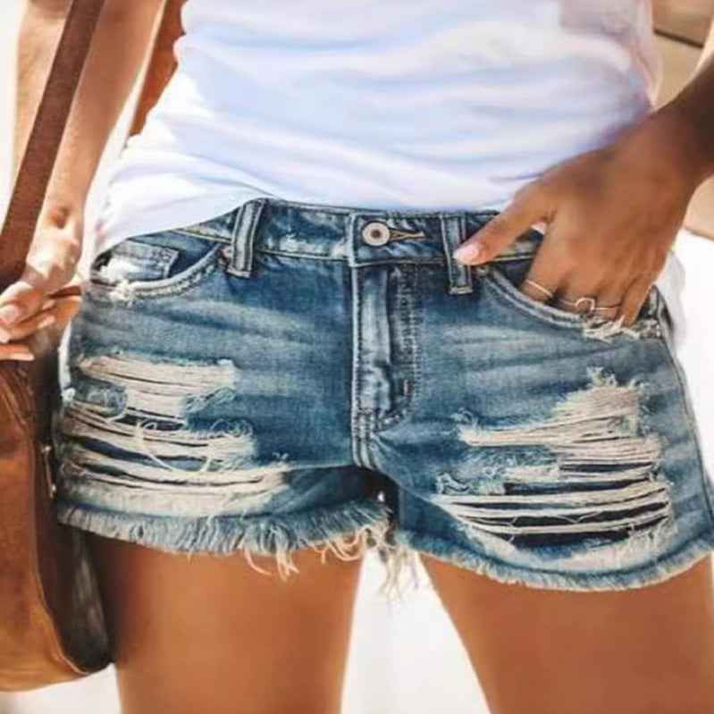 Short en jean bleu foncé déchiré, ourlet effiloché et poches avant visibles.