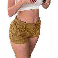 Short femme jaune moutarde en tissu, taille élastique, poches plaquées devant.