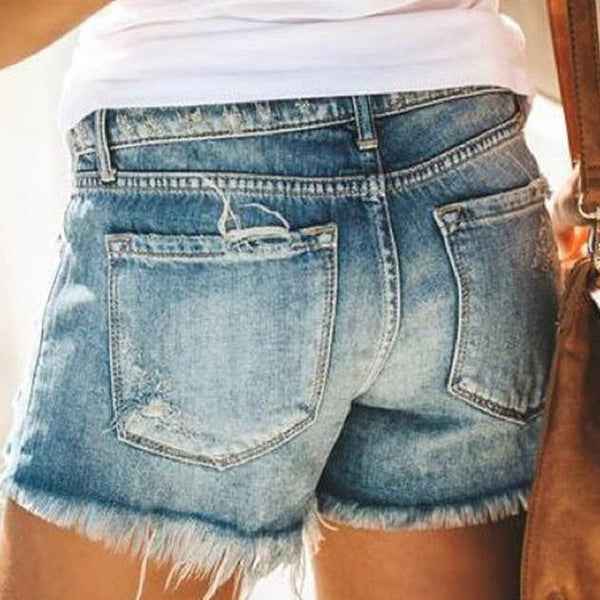 Short en jean bleu délavé, poches arrière et avant, ourlet effiloché.