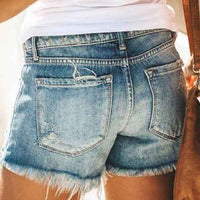 Short en jean bleu délavé, poches arrière et avant, ourlet effiloché.