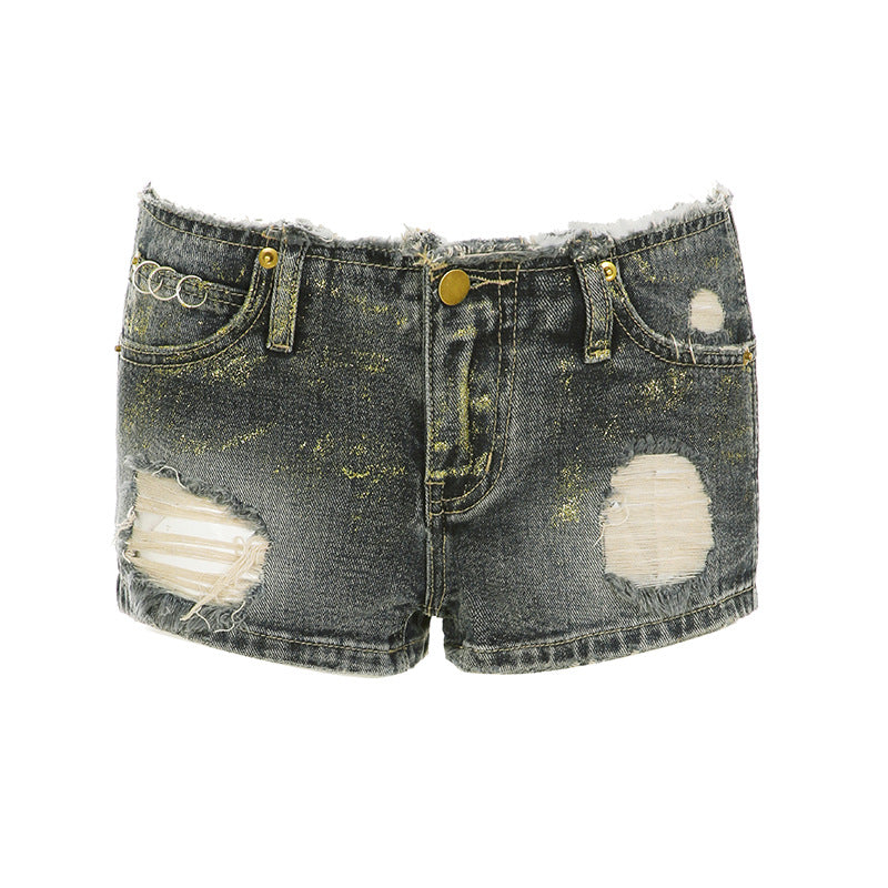 Short en denim bleu vintage pour femme, fermeture boutonnée, déchirures et ourlet effiloché.